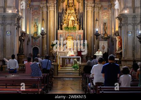 La messe est servie dans l'église Saint Antoine de Lisbonne à Lisbonne, Portugal. L'église est construite à l'endroit où Saint Antoine est né. Banque D'Images