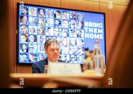 Jérusalem, Israël. 11 janvier 2024. Robert Habeck (Alliance 90/les Verts), ministre fédéral de l’économie et de la protection du climat, est assis devant un écran avec des photos de personnes enlevées par le Hamas le 7 octobre 2023 lors d’une réunion avec le ministre israélien des Affaires étrangères. Crédit : Kay Nietfeld/dpa/Alamy Live News Banque D'Images