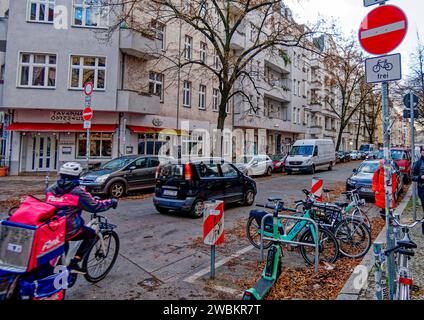 Kiezblock Reuterkiez, Einbahnstraßen, Poller und sperren für den Durchgangsverkehr in Berlin-Neukölln, Kiezblock Reuterkiez. Neues Verkehrskonzept Reuterkiez soll den Durchgangsverkehr von Nebenstraßen auf die Hauptstrassen verlagern. Einbahnstraßen, Poller und sperren für den Durchgangsverkehr.Berlin-Neukölln, Geisterfahrer in der Sanderstrasse ignorieren die neue Verkehrsregelung. *** Kiezblock Reuterkiez, rues à sens unique, bornes et barrières pour le trafic de transit à Berlin Neukölln, Kiezblock Reuterkiez Nouveau concept de trafic Reuterkiez vise à déplacer le trafic des rues latérales vers le ma Banque D'Images