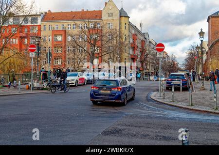 Kiezblock Reuterkiez, Einbahnstraßen, Poller und sperren für den Durchgangsverkehr in Berlin-Neukölln, Neues Verkehrskonzept Reuterkiez soll den Durchgangsverkehr von Nebenstraßen auf die Hauptstrassen verlagern. Einbahnstraßen, Poller und sperren für den Durchgangsverkehr.Berlin-Neukölln, Hobrechtbrücke, Falschfahrer in der Einbahnstraße. Berlin-Neukölln, *** Kiezblock Reuterkiez, rues à sens unique, bornes et barrières pour le trafic de transit à Berlin Neukölln, Nouveau concept de trafic Reuterkiez pour passer à travers le trafic des rues latérales aux routes principales rues à sens unique, bornes et barrières pour t Banque D'Images