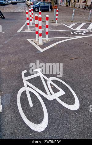 Kiezblock Reuterkiez, Einbahnstraßen, Poller und sperren für den Durchgangsverkehr in Berlin-Neukölln, Kiezblock Reuterkiez. Neues Verkehrskonzept Reuterkiez soll den Durchgangsverkehr von Nebenstraßen auf die Hauptstrassen verlagern. Einbahnstraßen, Poller und sperren für den Durchgangsverkehr. Berlin-Neukölln, Poller an der Friedelstraße . *** Kiezblock Reuterkiez, rues à sens unique, bornes et barrières pour le trafic de transit à Berlin Neukölln, Kiezblock Reuterkiez Nouveau concept de trafic Reuterkiez vise à déplacer le trafic des rues latérales vers les routes principales à sens unique, bornes et bars Banque D'Images