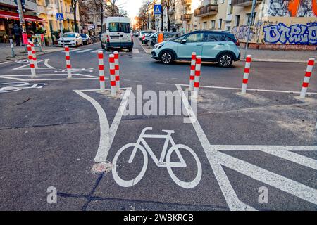 Kiezblock Reuterkiez, Einbahnstraßen, Poller und sperren für den Durchgangsverkehr in Berlin-Neukölln, Kiezblock Reuterkiez. Neues Verkehrskonzept Reuterkiez soll den Durchgangsverkehr von Nebenstraßen auf die Hauptstrassen verlagern. Einbahnstraßen, Poller und sperren für den Durchgangsverkehr. Berlin-Neukölln, Poller an der Friedelstraße . *** Kiezblock Reuterkiez, rues à sens unique, bornes et barrières pour le trafic de transit à Berlin Neukölln, Kiezblock Reuterkiez Nouveau concept de trafic Reuterkiez vise à déplacer le trafic des rues latérales vers les routes principales à sens unique, bornes et bars Banque D'Images