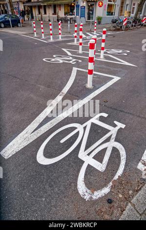 Kiezblock Reuterkiez, Einbahnstraßen, Poller und sperren für den Durchgangsverkehr in Berlin-Neukölln, Kiezblock Reuterkiez. Neues Verkehrskonzept Reuterkiez soll den Durchgangsverkehr von Nebenstraßen auf die Hauptstrassen verlagern. Einbahnstraßen, Poller und sperren für den Durchgangsverkehr. Berlin-Neukölln, Poller an der Friedelstraße . *** Kiezblock Reuterkiez, rues à sens unique, bornes et barrières pour le trafic de transit à Berlin Neukölln, Kiezblock Reuterkiez Nouveau concept de trafic Reuterkiez vise à déplacer le trafic des rues latérales vers les routes principales à sens unique, bornes et bars Banque D'Images