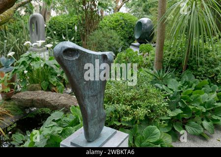 Sculptures dans le jardin du Barbara Hepworth Museum and Sculpture Garden, St Ives, Cornouailles, Angleterre, Royaume-Uni Banque D'Images