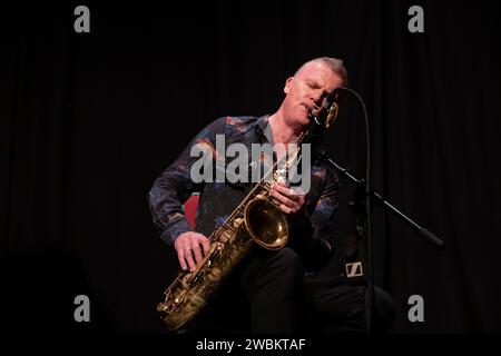Iain Bellamy joue du saxophone ténor avec Stian Carstensen, Scarborough Jazz Festival 2022, Yorkshire, Royaume-Uni Banque D'Images