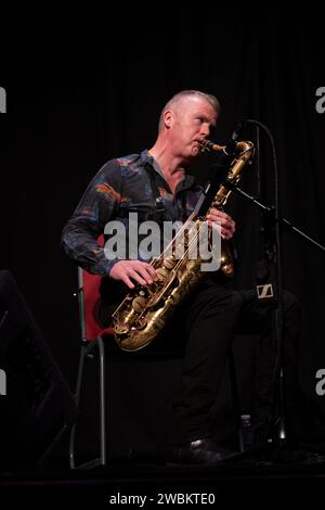 Iain Bellamy joue du saxophone ténor avec Stian Carstensen, Scarborough Jazz Festival 2022, Yorkshire, Royaume-Uni Banque D'Images
