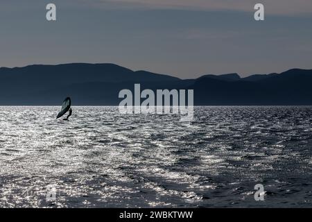 Vue d'un touriste profitant du surf sur aile foil à la plage Mylopotas à iOS Grèce Banque D'Images