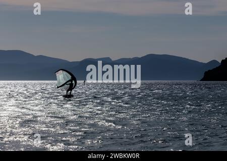 Vue d'un touriste profitant du surf sur aile foil à la plage Mylopotas à iOS Grèce Banque D'Images