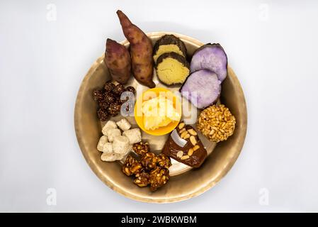 Maghe Sankranti Makar Festival Celebration assiette alimentaire de Muri Ladoo, Sésame Ladoo, igname, patate douce, Jaggery, cacahuètes Ladoo Ghee en Inde et au Népal Banque D'Images