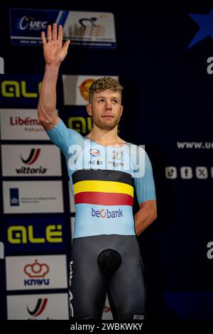 HESTERS Jules ( bel ) – Belgique – troisième place - cérémonie de remise des prix - cérémonie de remise des médailles - Podium - Hochformat - Hoch - vertikal - Portrait - Evénement/Veranstaltung : UEC Track Cycling European Championships 2024 - Apeldoorn - Catégorie/Catégorie : Cyclisme sur piste - Championnats d'Europe - lieu/Ort: Europe – pays-Bas - Apeldoorn - Omnisport - discipline : Elimination Race - Elite hommes - distance : . M - Date/Datum : 10.01.2024 – mercredi – jour 1 - photographe : © Arne Mill - frontalvision.com Banque D'Images