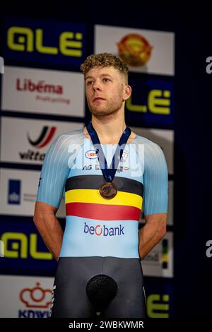 HESTERS Jules ( bel ) – Belgique – troisième place - cérémonie de remise des prix - cérémonie de remise des médailles - Podium - Hochformat - Hoch - vertikal - Portrait - Evénement/Veranstaltung : UEC Track Cycling European Championships 2024 - Apeldoorn - Catégorie/Catégorie : Cyclisme sur piste - Championnats d'Europe - lieu/Ort: Europe – pays-Bas - Apeldoorn - Omnisport - discipline : Elimination Race - Elite hommes - distance : . M - Date/Datum : 10.01.2024 – mercredi – jour 1 - photographe : © Arne Mill - frontalvision.com Banque D'Images