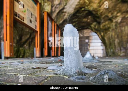 Stalactites de glace dans la grotte de Balcarka au Karst morave, République tchèque, photographiées le 11 janvier 2024. (Photo CTK/Patrik Uhlir) Banque D'Images