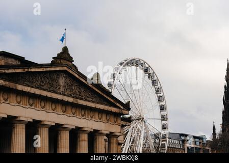 Édimbourg, Royaume-Uni - 5 décembre 2023 : grande roue pendant le marché de Noël à Princes Street.East Princes Street Gardens Banque D'Images