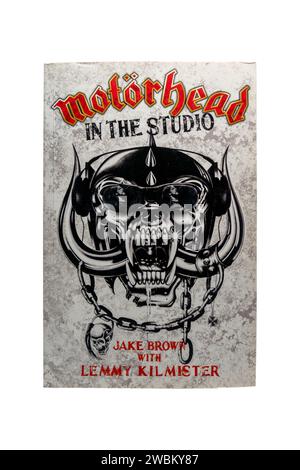 Jake Brown - Motörhead dans la couverture de Studio Book, isolé sur fond blanc avec chemin de détourage. Lahti, Finlande. 17 décembre 2023. Banque D'Images