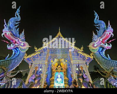 Viharn et dragons au temple Wat Rong Suea Ten Blue, Chiang Rai, Thaïlande Banque D'Images