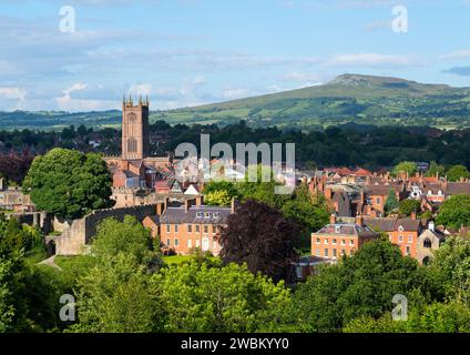 La ville de Ludlow avec la tour de l'église St Laurence et Titterstone Clee à l'horizon, Shropshire. Banque D'Images