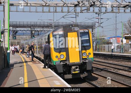 Les passagers attendent la Garde pour ouvrir les portes d'un service d'arrêt Euston-Crewe à la gare de Rugeley Trent Valley le 2019 avril Banque D'Images