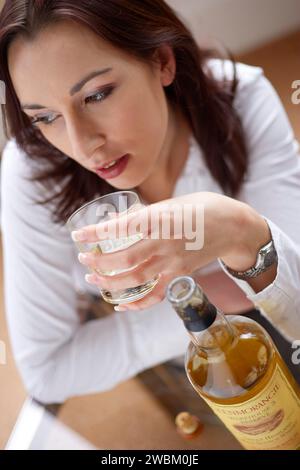 Femme buvant un verre de Whisky Banque D'Images