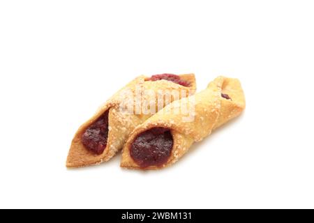 Bagels savoureux avec confiture de fraises isolé sur fond blanc. Biscuits faits maison. Vue de dessus Banque D'Images