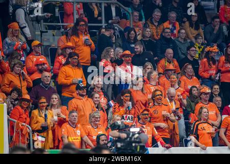 Mannheim, Allemagne. 11 janvier 2024. MANNHEIM, ALLEMAGNE - JANVIER 11 : fans et supporters des pays-Bas lors du match de la ronde préliminaire de l'EHF Euro 2024 entre les pays-Bas et la Géorgie au SAPP Arena le 11 janvier 2024 à Mannheim, Allemagne. (Photo Henk Seppen/Orange Pictures) crédit : Orange pics BV/Alamy Live News Banque D'Images