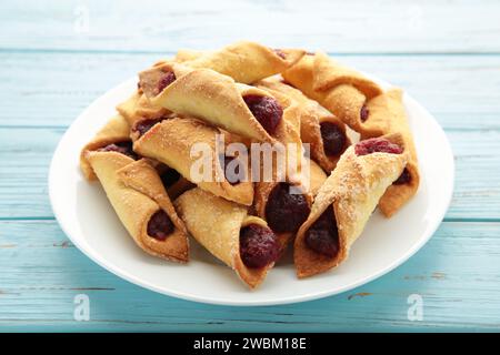 Bagels savoureux avec de la confiture de fraises sur fond bleu. Vue de dessus Banque D'Images