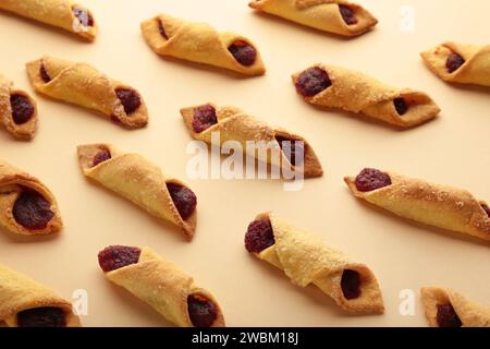 Bagels savoureux avec de la confiture de fraises sur fond beige. Vue de dessus Banque D'Images