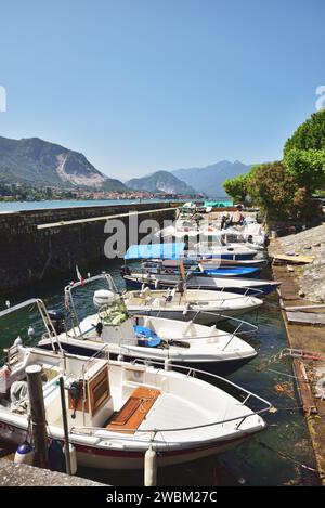 Les bateaux de plaisance sont alignés dans le petit port d'Isola dei Pescatori sur le lac majeur, en Italie. Banque D'Images