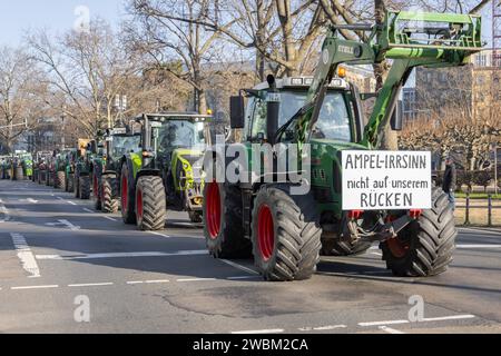 Bauerncontest - Sternfahrt nach Frankfurt am main rund 600 Landwirte fuhren am 11.01.2024 im Rahmen der Sternfahrt des Regionalbauernverbands Wetterau-Frankfurt vor die Festhalle in Frankfurt am main, UM dort BEI einer Kundgebung gegen die Agrarpolitik der sog. Ampelregierung, insbesondere die Streichung von Subventionen, zu protestieren. Frankfurt am main Festhalle Hessen Deutschland *** manifestation des agriculteurs à Francfort-sur-le-main environ 600 agriculteurs se sont rendus à la Festhalle à Francfort-sur-le-main le 11 01 2024 dans le cadre du rassemblement organisé par l'Association régionale des agriculteurs de Wetterau Frankfurt Banque D'Images