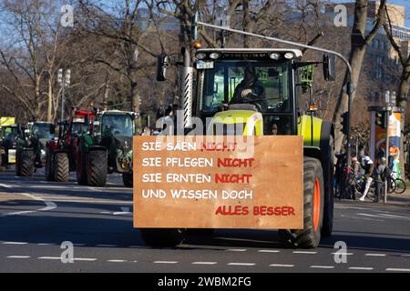 Bauerncontest - Sternfahrt nach Frankfurt am main rund 600 Landwirte fuhren am 11.01.2024 im Rahmen der Sternfahrt des Regionalbauernverbands Wetterau-Frankfurt vor die Festhalle in Frankfurt am main, UM dort BEI einer Kundgebung gegen die Agrarpolitik der sog. Ampelregierung, insbesondere die Streichung von Subventionen, zu protestieren. Frankfurt am main Festhalle Hessen Deutschland *** manifestation des agriculteurs à Francfort-sur-le-main environ 600 agriculteurs se sont rendus à la Festhalle à Francfort-sur-le-main le 11 01 2024 dans le cadre du rassemblement organisé par l'Association régionale des agriculteurs de Wetterau Frankfurt Banque D'Images