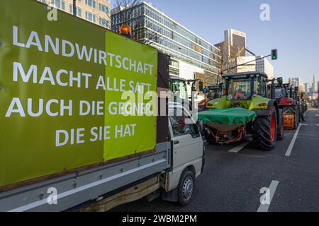 Bauerncontest - Sternfahrt nach Frankfurt am main rund 600 Landwirte fuhren am 11.01.2024 im Rahmen der Sternfahrt des Regionalbauernverbands Wetterau-Frankfurt vor die Festhalle in Frankfurt am main, UM dort BEI einer Kundgebung gegen die Agrarpolitik der sog. Ampelregierung, insbesondere die Streichung von Subventionen, zu protestieren. Frankfurt am main Festhalle Hessen Deutschland *** manifestation des agriculteurs à Francfort-sur-le-main environ 600 agriculteurs se sont rendus à la Festhalle à Francfort-sur-le-main le 11 01 2024 dans le cadre du rassemblement organisé par l'Association régionale des agriculteurs de Wetterau Frankfurt Banque D'Images