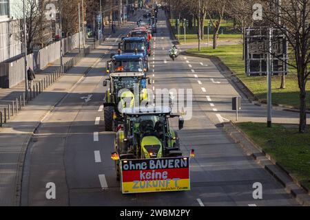 Bauerncontest - Sternfahrt nach Frankfurt am main rund 600 Landwirte fuhren am 11.01.2024 im Rahmen der Sternfahrt des Regionalbauernverbands Wetterau-Frankfurt vor die Festhalle in Frankfurt am main, UM dort BEI einer Kundgebung gegen die Agrarpolitik der sog. Ampelregierung, insbesondere die Streichung von Subventionen, zu protestieren. Frankfurt am main Festhalle Hessen Deutschland *** manifestation des agriculteurs à Francfort-sur-le-main environ 600 agriculteurs se sont rendus à la Festhalle à Francfort-sur-le-main le 11 01 2024 dans le cadre du rassemblement organisé par l'Association régionale des agriculteurs de Wetterau Frankfurt Banque D'Images