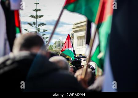 11 janvier 2024 : Tunis, Tunisie. 11 janvier 2024. Des manifestants pro-palestiniens brandissent des drapeaux et des banderoles palestiniens devant l'ambassade d'Afrique du Sud à Tunis. La manifestation a coïncidé avec le dépôt par l'Afrique du Sud d'un procès pour génocide contre Israël devant la Cour internationale de Justice à la Haye. L'Afrique du Sud accuse Israël d'avoir perpétré un génocide à Gaza depuis le 7 octobre (image de crédit : © Hasan Mrad/IMAGESLIVE via ZUMA Press Wire) À USAGE ÉDITORIAL SEULEMENT! Non destiné à UN USAGE commercial ! Banque D'Images