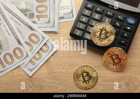 Bitcoin coin et argent comptant avec calculatrice sur fond clair. Vue de dessus Banque D'Images