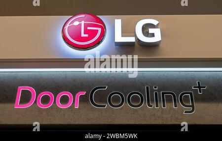 Enseigne avec le logo de la marque LG et le nom de la technologie DoorCooling. Minsk, Biélorussie - 10 janvier 2024 Banque D'Images