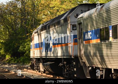 'Gaithersburg, MD - USA - 04-23-2023. Voici une photo d'un train MP36H MARC arrivant dans la gare de Washington Grove.' Banque D'Images