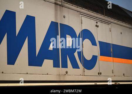 'Gaithersburg, MD - USA - 04-23-2023. Voici une photo d'un train MP36H MARC arrivant dans la gare de Washington Grove.' Banque D'Images