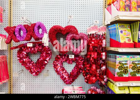 Décorations de Saint-Valentin accrochées sur le présentoir dans l'épicerie de supermarché Banque D'Images