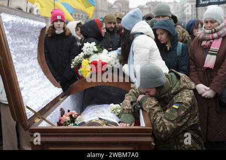 KIEV, UKRAINE - le 11 JANVIER 2024 - Une femme pleure par le cercueil alors qu'elle rend ses derniers hommages au poète et militaire ukrainien Maksym Kryvtsov (Dali), décédé sur la ligne de front le 7 janvier 2024 à Maidan Nezalezhnosti à Kiev, capitale de l'Ukraine. Banque D'Images