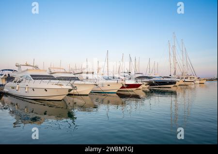 Vue panoramique de Yatchs amarré au quai de Cambrils au coucher du soleil, Catalogne, Espagne. Photo de haute qualité Banque D'Images