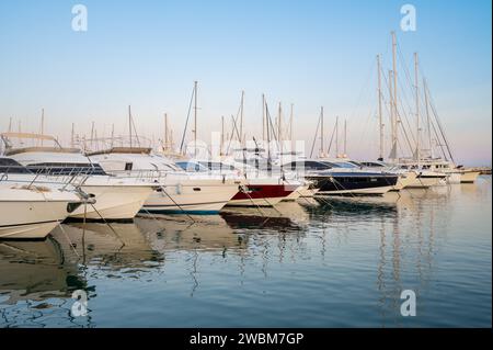 Vue panoramique de Yatchs amarré au quai de Cambrils au coucher du soleil, Catalogne, Espagne. Photo de haute qualité Banque D'Images