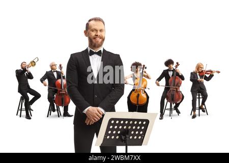 Chef posant devant un orchestre philharmonique isolé sur fond blanc Banque D'Images