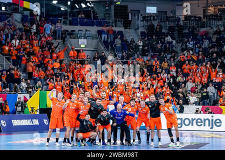 Mannheim, Allemagne. 11 janvier 2024. MANNHEIM, ALLEMAGNE - 11 JANVIER : les joueurs néerlandais célèbrent la victoire avec les fans lors du match de la ronde préliminaire de l'EHF Euro 2024 entre les pays-Bas et la Géorgie au SAPP Arena le 11 janvier 2024 à Mannheim, Allemagne. (Photo Henk Seppen/Orange Pictures) crédit : Orange pics BV/Alamy Live News Banque D'Images