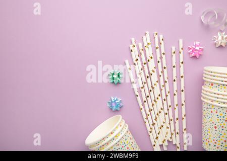 Photo de tête de tasses boire des tubules de soirée cocktail et confettis multicolores isolés sur le fond en bois jaune avec un espace vide. Vue de dessus Banque D'Images