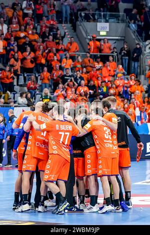 Mannheim, Allemagne. 11 janvier 2024. MANNHEIM, ALLEMAGNE - 11 JANVIER : les joueurs néerlandais célèbrent la victoire lors du match de la ronde préliminaire de l'EHF Euro 2024 entre les pays-Bas et la Géorgie au SAPP Arena le 11 janvier 2024 à Mannheim, Allemagne. (Photo Henk Seppen/Orange Pictures) crédit : Orange pics BV/Alamy Live News Banque D'Images