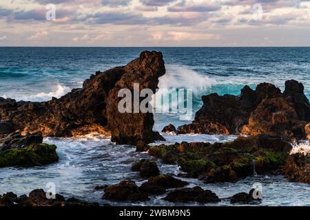 De puissantes vagues se brisent sur les roches volcaniques de Ho'okipa, un témoignage de l'allure côtière indomptée de Maui. Banque D'Images