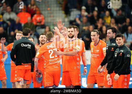 Mannheim, Allemagne. 11 janvier 2024. Handball : Championnat d'Europe, pays-Bas - Géorgie, tour préliminaire, Groupe E, jour de match 1. Les joueurs néerlandais applaudissent après leur victoire. Crédit : Uwe Anspach/dpa/Alamy Live News Banque D'Images