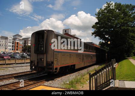 L'Amtrak Capitol Limited P030 en passant par la gare de Gaithersburg, MD en direction de DC depuis Chicago. Banque D'Images