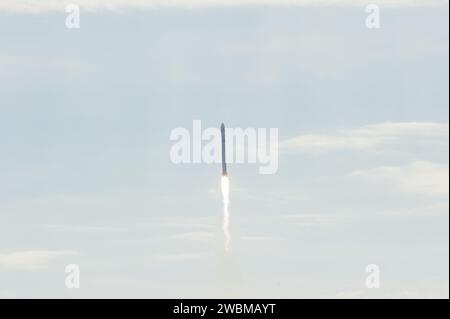 Une fusée SpaceX Falcon 9 lance une capsule cargo Dragon du complexe de lancement spatial 40 de la Station aérienne de Cape Canaveral, en Floride, vers la Station spatiale internationale lors de la deuxième des 12 missions de ravitaillement sous contrat avec la NASA. Banque D'Images