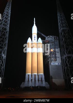 Le portique de lancement est retourné pour révéler le vaisseau spatial Orion de la NASA pour exploration Flight Test-1 (EFT-1) monté au sommet d'une fusée lourde Delta IV de la United Launch Alliance au complexe de lancement spatial 37 de la Station aérienne de Cape Canaveral le 3 décembre 2014. Orion est le nouveau vaisseau spatial de la NASA construit pour transporter des humains, conçu pour nous permettre de voyager vers des destinations jamais visitées par les humains, y compris un astéroïde et Mars. Banque D'Images