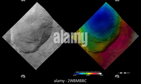 Ces images de la sonde Dawn de la NASA montrent le cratère Marcia, d'après lequel le quadrangle Marcia est nommé. Le cratère Marcia est le plus grand et le plus méridional des trois cratères du Vestan surnommés le « bonhomme de neige ». Banque D'Images